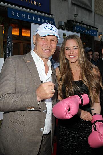 Axel Schulz (hier mit Moderatorin Elena Miller) warb für den Box-Sport.