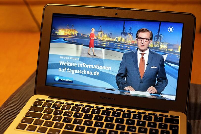 Wetter-Panne bei der ARD: Tagesschau-Chefsprecher Jan Hofer moderiert die Tagesschau im neuen Fernsehstudio (Archivbild)