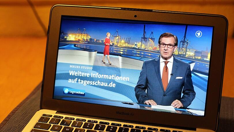 Wetter-Panne bei der ARD: Tagesschau-Chefsprecher Jan Hofer moderiert die Tagesschau im neuen Fernsehstudio (Archivbild) Wetter-Panne bei der ARD: Tagesschau-Chefsprecher Jan Hofer moderiert die Tagesschau im neuen Fernsehstudio (Archivbild)