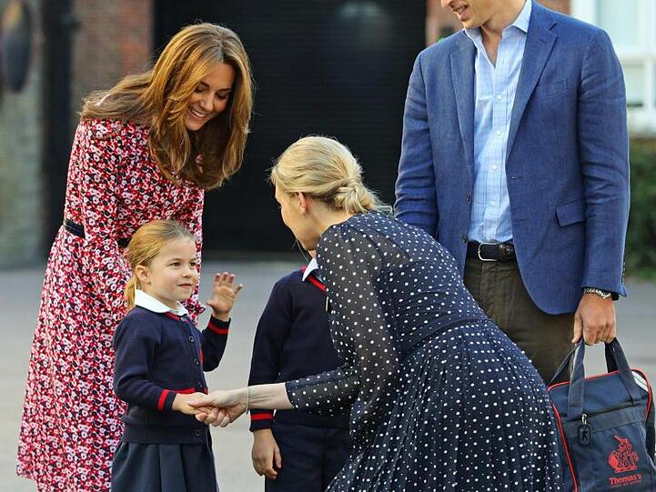 Helen Haslem, Leiterin der Unterstufe der Schule "Thomas's Battersea", begrüßt Prinzessin Charlotte.
