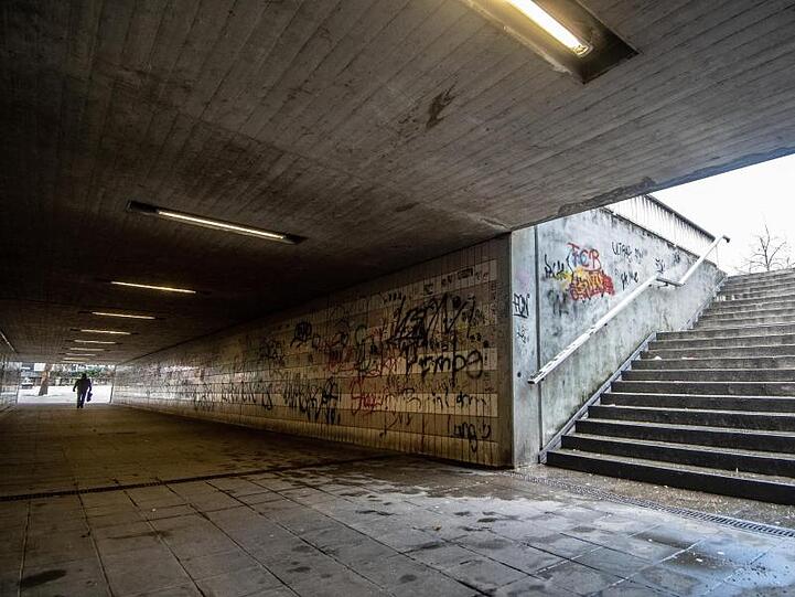 Eine Straßenunterführung nahe dem Bahnhof in der Innenstadt. Foto: Armin Weigel/Archiv