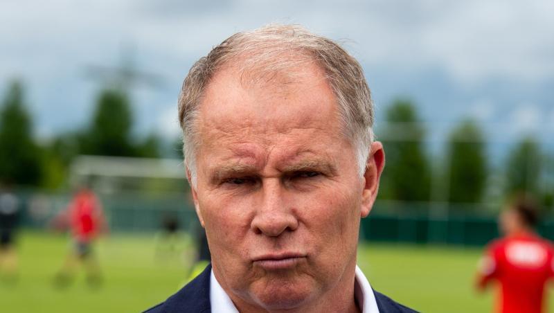 Sportdirektor Stefan Reuter gibt ein Interview.