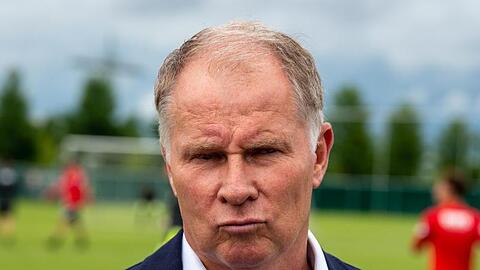 Sportdirektor Stefan Reuter gibt ein Interview.