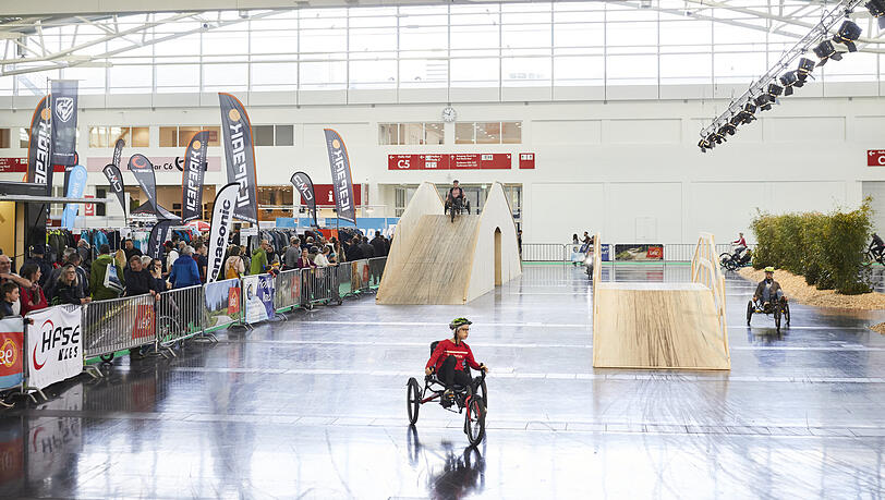 Radlfahren im Sitzen? Auf der Messe können die Besucher das im Fahrrad-Parcours ausprobieren. Radlfahren im Sitzen? Auf der Messe können die Besucher das im Fahrrad-Parcours ausprobieren.