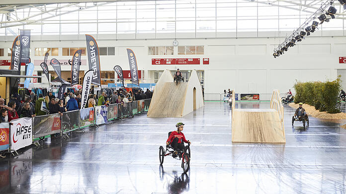 Radlfahren im Sitzen? Auf der Messe können die Besucher das im Fahrrad-Parcours ausprobieren.