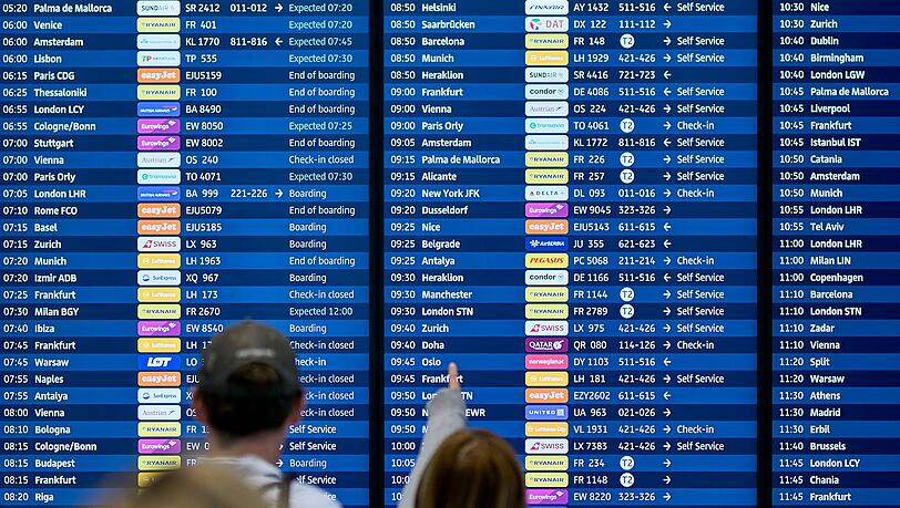 Zahlreiche Flüge starten auch am Montag verspätet.
