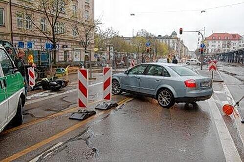 Schlüsselbeinbruch: Wegen einer Parklücke wurde ein Mofafahrer verletzt