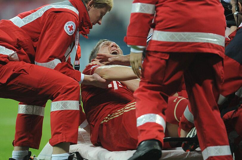 Wie schwer die Verletzung ist und wie lange der Münchner Mittelfeldspieler möglicherweise ausfällt, wird erst eine intensive medizinische Untersuchung ergeben.