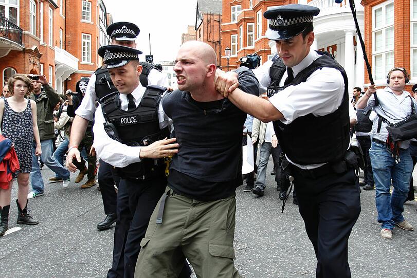 an der Botschaft von Ecuador: Tumulte in London um Julian Assange