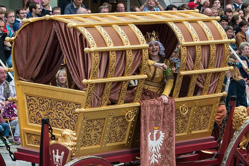 Böllerschüsse vom Burgberg kündigen den mittelalterlichen Hochzeitszug in Landshut an. Darauf haben die Besucher zum Teil stundenlang gewartet. Schließlich wird nur alle vier Jahre das historische Spektakel in Landshut aufgeführt. Die Bilder!