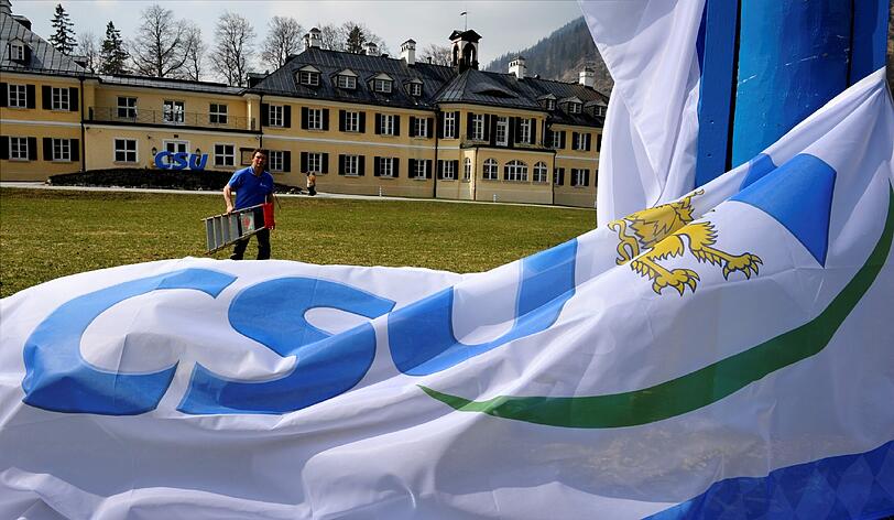 Alljährlich werden in Wildbad Kreuth Fahnen mit CSU-Logo gehisst. Nach der Klausur 2016 ist damit vermutlich Schluss.