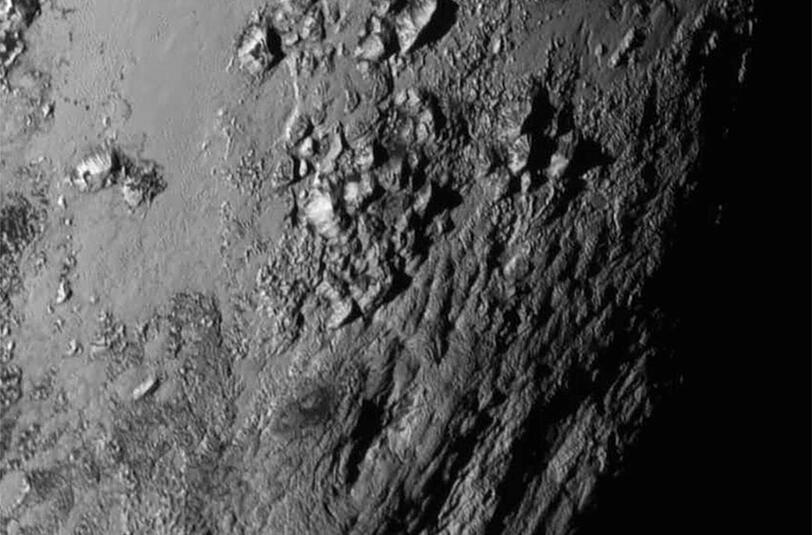 Die Sonde New Horizons lieferte das erste hochauflösende Foto von der Oberfläche des Pluto.