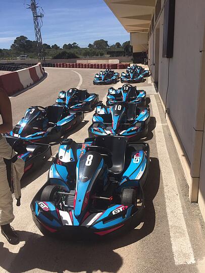 Promis flitzen mit ihren Karts auf dem Circuit Mallorca