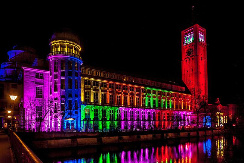 Das Außenfassade des Deutsche Museums zeigt sich zum &bdquo;Internationalen Tag des Lichts&ldquo; in neuer Optik.