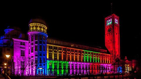 Das Außenfassade des Deutsche Museums zeigt sich zum &bdquo;Internationalen Tag des Lichts&ldquo; in neuer Optik.