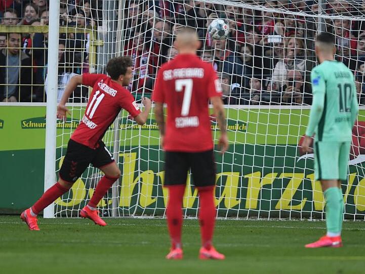 Luca Waldschmidt (l) von Freiburg erzielt per Elfmeter das 1:0.
