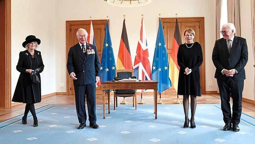Royaler Besuch: Prinz Charles und seine Frau Camilla mit Frank-Walter Steinmeier (r.) und Frau Elke Büdenbender (2.v.r.) im Schloss Bellevue.