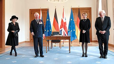 Royaler Besuch: Prinz Charles und seine Frau Camilla mit Frank-Walter Steinmeier (r.) und Frau Elke Büdenbender (2.v.r.) im Schloss Bellevue.