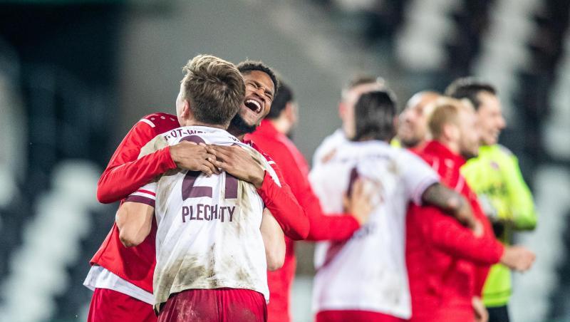Die Spieler von Rot-Weiss Essen freuen sich nach dem Sieg.
