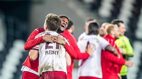 Die Spieler von Rot-Weiss Essen freuen sich nach dem Sieg.