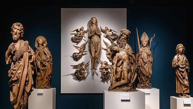 Tilman Riemenschneiders Figuren für den Münnerstädter Altar. Im Zentrum Maria Magdalena im Haarkleid mit sechs Engeln. Tilman Riemenschneiders Figuren für den Münnerstädter Altar. Im Zentrum Maria Magdalena im Haarkleid mit sechs Engeln.