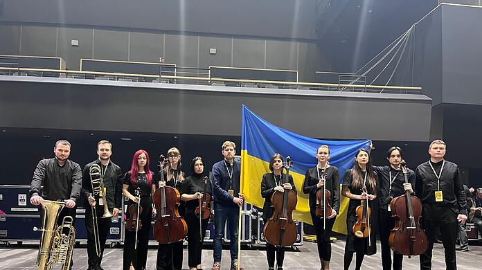 Ukrainische Musiker des Odessa Opera Orchestra mit Tourmanager Oleksandr Lysiuk (M), aufgenommen am Rande einer Probe.