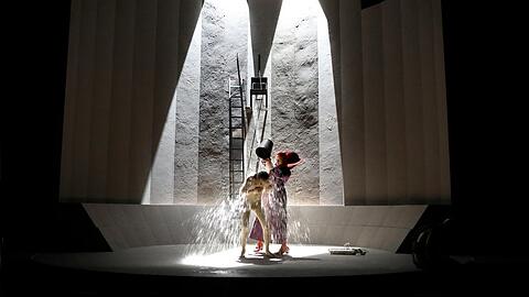 Nora Schlockers Inszenierung von Hofmannsthals Drama "Der Turm" verbindet raunende Sprache mit teilweise radikalem Körpertheater - hier mit Michael Goldberg als abgesetztem König Basilus (li.) und Johannes Nussbaum in der Rolle eines Höflings.