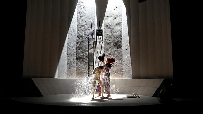 Nora Schlockers Inszenierung von Hofmannsthals Drama "Der Turm" verbindet raunende Sprache mit teilweise radikalem Körpertheater - hier mit Michael Goldberg als abgesetztem König Basilus (li.) und Johannes Nussbaum in der Rolle eines Höflings.