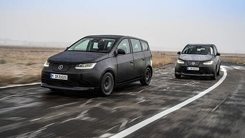 Zwei Sion-Autos fahren eine Straße entlang.