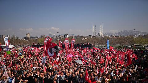 Ein Fahnenmeer im Stadtteil Maltepe.