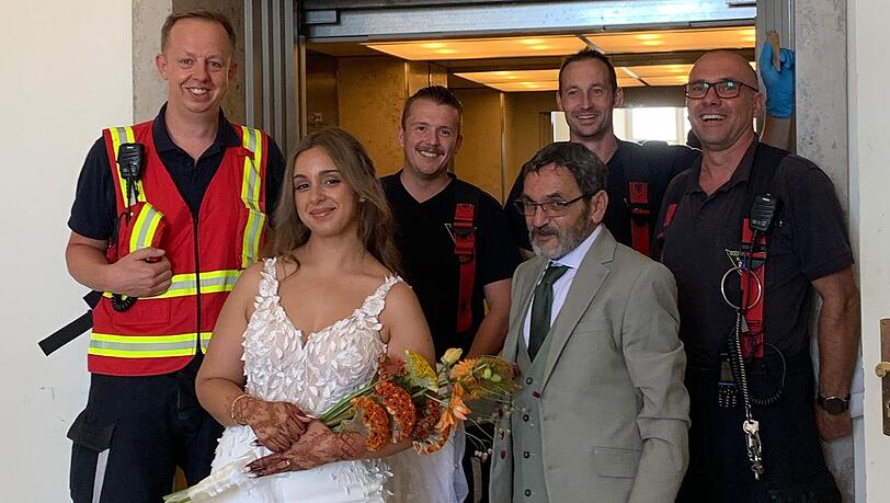 Die Feuerwehr M&uuml;nchen hat eine Braut aus einem Aufzug befreit.