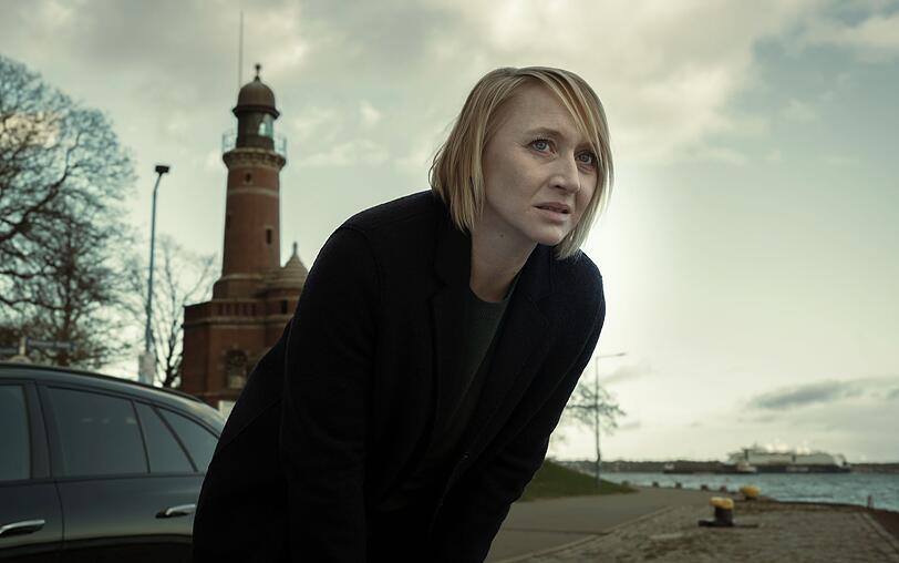 Nora Weiss (Anna Maria Mühe) fühlt sich zunehmend in die Enge getrieben. Wie kann sie ihre Unschuld beweisen, bevor die Kollegen ihr auf die Schliche kommen? Nora Weiss (Anna Maria Mühe) fühlt sich zunehmend in die Enge getrieben. Wie kann sie ihre Unschuld beweisen, bevor die Kollegen ihr auf die Schliche kommen?