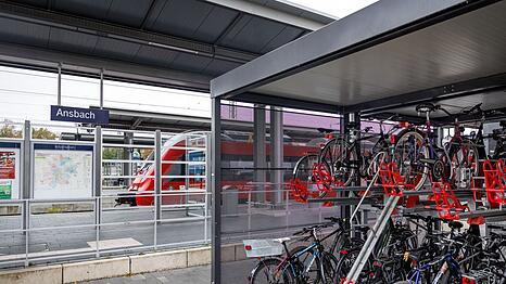 Am Bahnhof Ansbach befinden sich &uuml;berdachte Fahrrad-Abstellanlagen in unmittelbarer n&auml;he des Bahnsteigs.