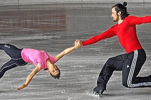 Olga Bestandigova und Ilhan Mansiz beim Eiskunstlauf-Training: Der ehemalige Löwen-Spieler hat die Sportart gewechselt.