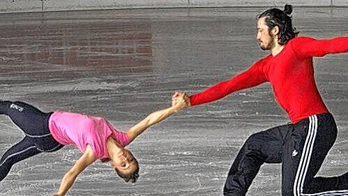 Olga Bestandigova und Ilhan Mansiz beim Eiskunstlauf-Training: Der ehemalige Löwen-Spieler hat die Sportart gewechselt. Olga Bestandigova und Ilhan Mansiz beim Eiskunstlauf-Training: Der ehemalige Löwen-Spieler hat die Sportart gewechselt.