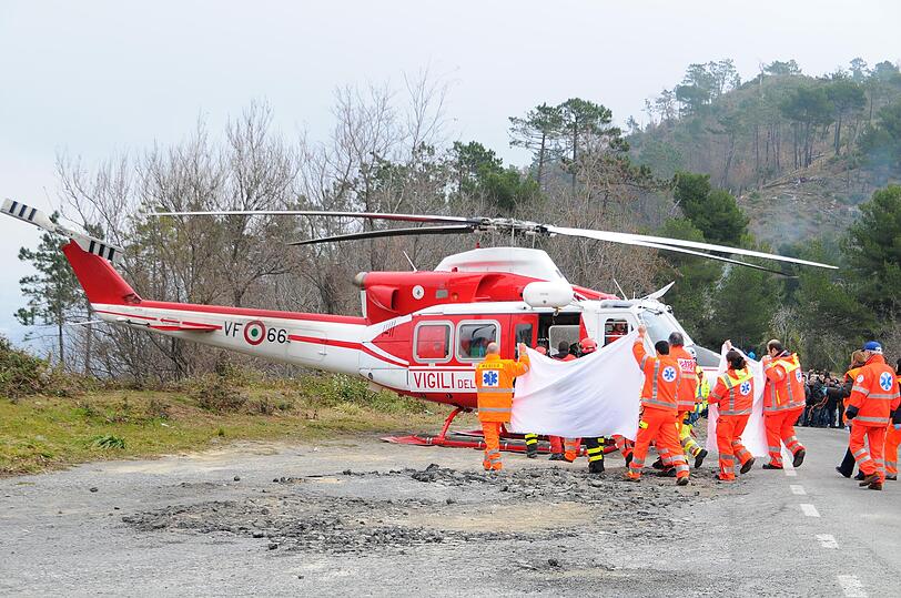 Der schwer verletzte Formel-1-Pilot wird mit dem Hubschrauber ins Krankenhaus geflogen.
