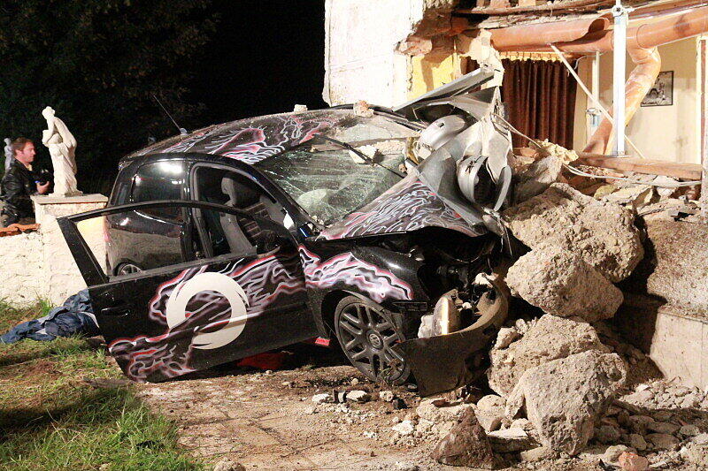 Ende einer Suff-Fahrt: Ein junger GTI-Fahrer hat die Kontrolle über sein Auto verlorenen und landete in der Hausmauer eines Swinger-Clubs. Die Bilder