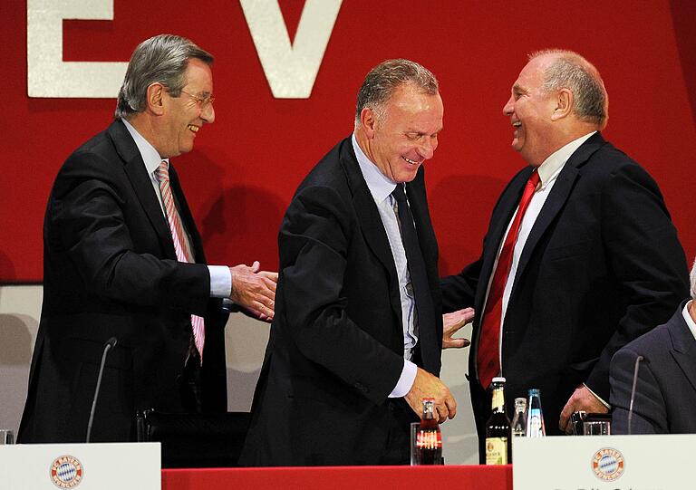 Glückwunsch zur Wiederwahl des Präsidiums. Uli Hoeneß bekam 91 Prozent.