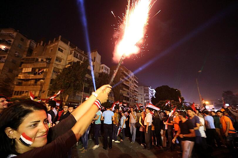 Ausnahmezustand am auf dem Tahrir-Platz in Kairo. Millionen Menschen feiern die Absetzung von Mohammed Mursi durch das ägyptische Militär.