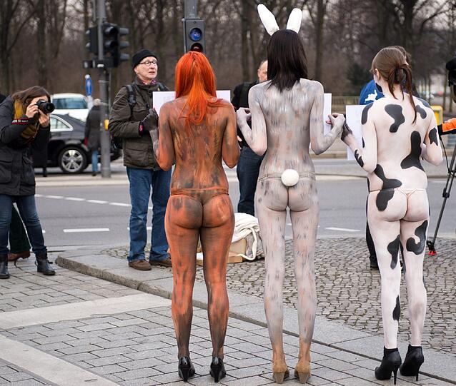 Die als Tiere bemalten Körper sollen Mode-Einkäufer und Konsumenten dazu anregen, sich mit der Frage der Nutzung von Tierpelzen und -häuten auseinanderzusetzen.