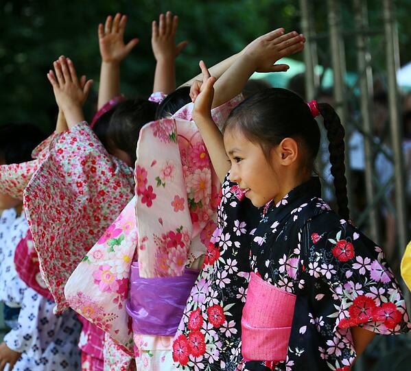 Kinder der Japanischen Samstagsschule bei einer Tanzvorführung