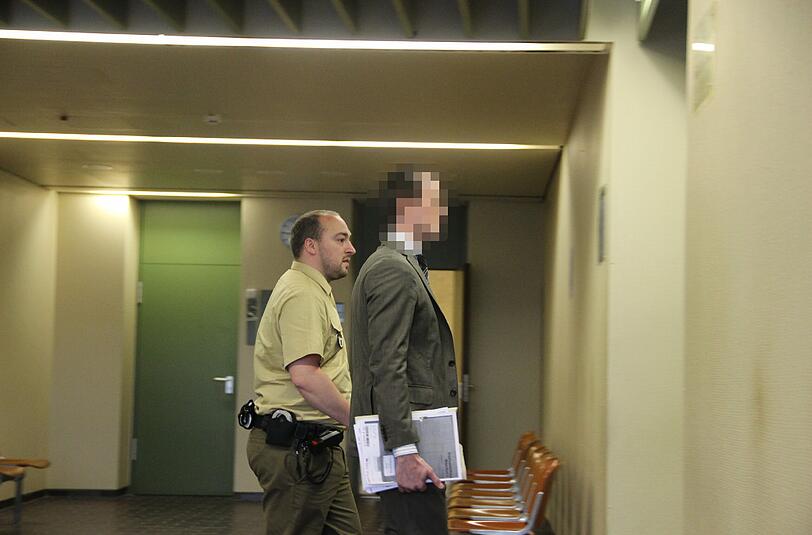 Betrüger Peter T. auf dem Weg in den Gerichtssaal.