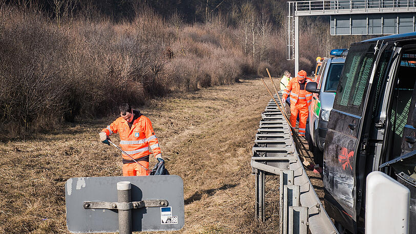 Der Gefangenentransporter kollidierte mit einem Lkw, alle acht Insassen werden teils schwer verletzt.