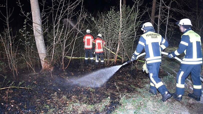 Zwei Mal musste die Feuerwehr in Grasbrunn an Ostern ausrücken. Zunächst brannte ein Pkw, dann ein Waldstück. Steckt der selbe Täter dahinter?