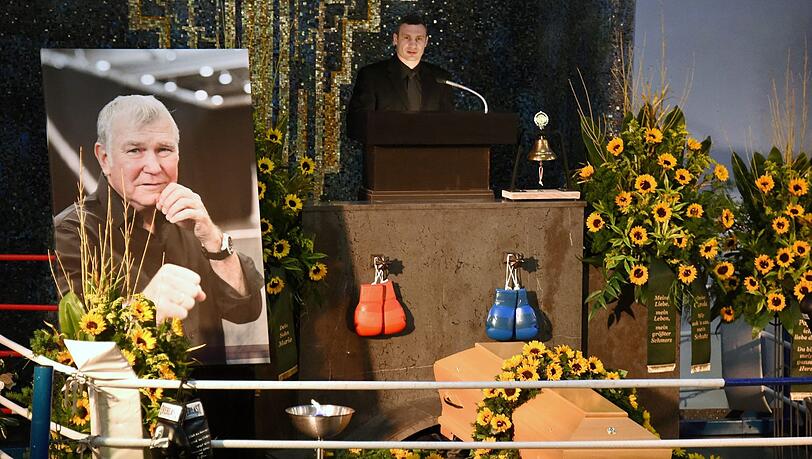 Vitali Klitschko hält am 10. Januar 2015 die Trauerrede für seinen Trainer/Mentor/Freund/Ersatzvater Fritz Sdunek († 67). Vitali Klitschko hält am 10. Januar 2015 die Trauerrede für seinen Trainer/Mentor/Freund/Ersatzvater Fritz Sdunek († 67).