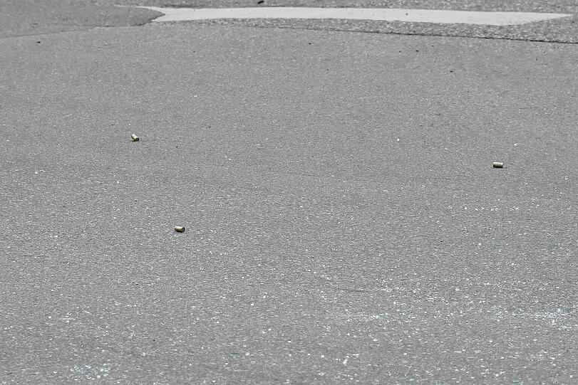 Auf der Straße sind noch die Glassplitter zu sehen - und auch die Patronenhülsen.