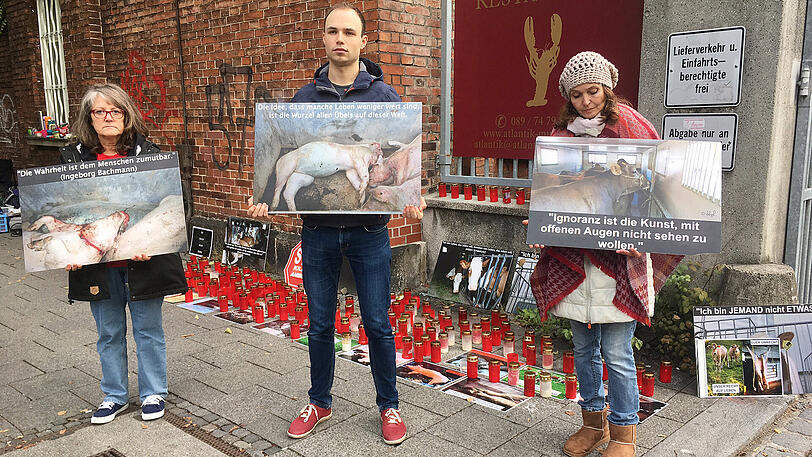 Mahnwache für Schlachttiere: Eva, Adam und Mitinitiatorin der Aktion &bdquo;Ein Licht der Hoffnung&ldquo;, Daniela Böhm (v.l.).