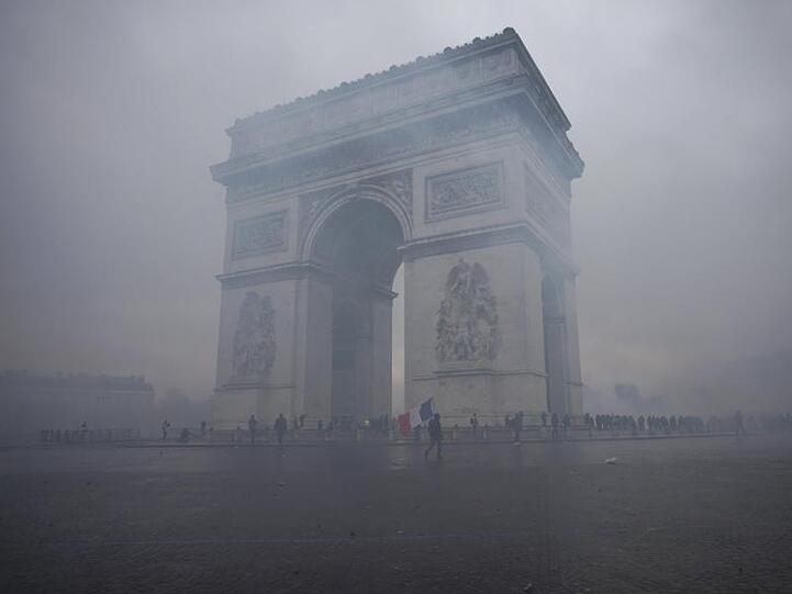 Rauch hüllt den Arc de Triomphe ein: Rund um die Champs-Élysées kam es zu schweren Ausschreitungen.