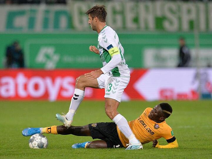 Marco Caligiuri (l.) von Fürth spielt gegen Moussa Kone von Dresden. Foto: Timm Schamberger/dpa