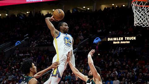 Golden State Warriors Jonathan Kuminga (M) überspringt Portland Trail Blazers John Butler Jr. (l) und Skylar Mays.